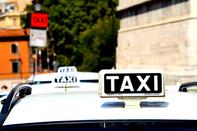 taxis-CARQUEIRANNE-min_taxi_auto_rome_road_white-1051610